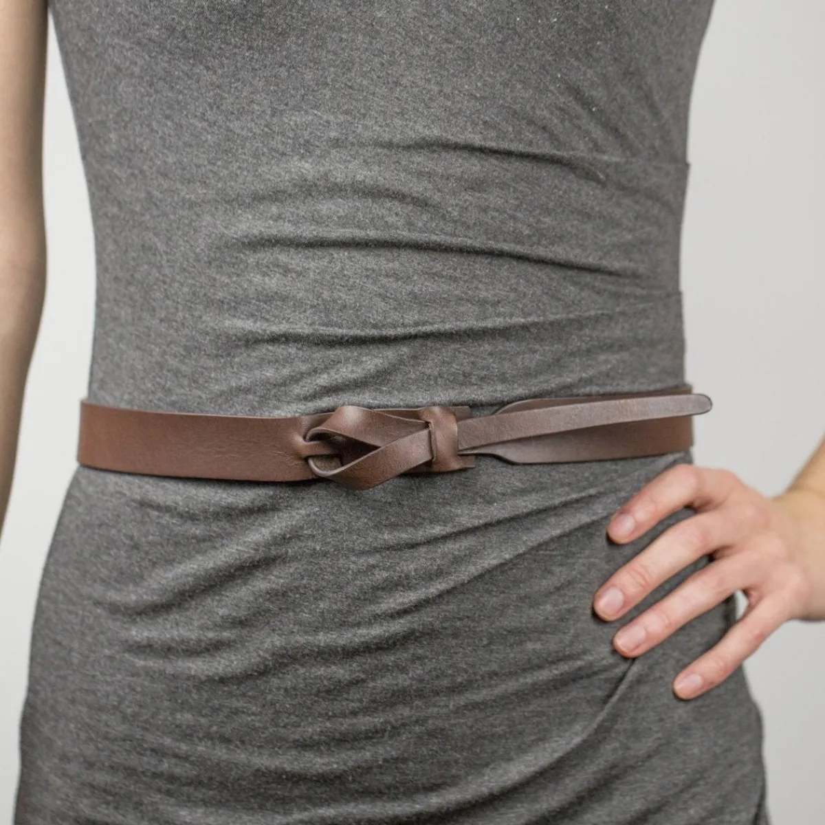 Fashion Betsy & Iya Muse Simple Buckleless Brown Leather Belt - 1"