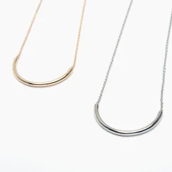Sale Betsy & Iya Small Curved Bar Necklace